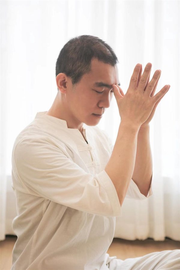 静心合十的阿罗
